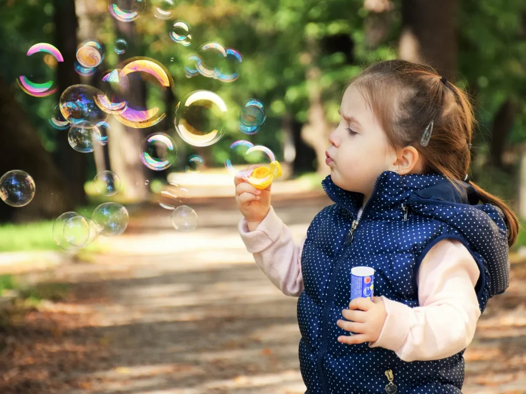 niña jugando